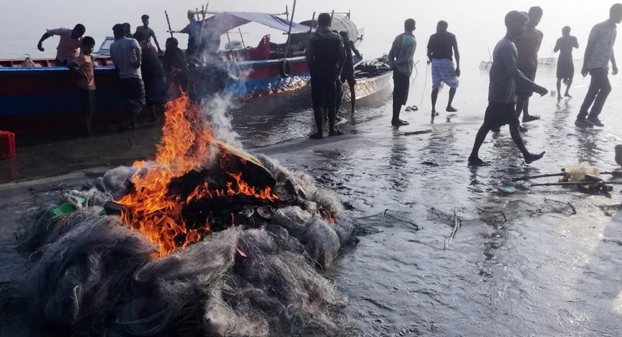 রাজবাড়ীতে ২ সপ্তাহে আড়াই কোটি টাকার জাল ধ্বংস, ১২২ জেলের কারাদণ্ড