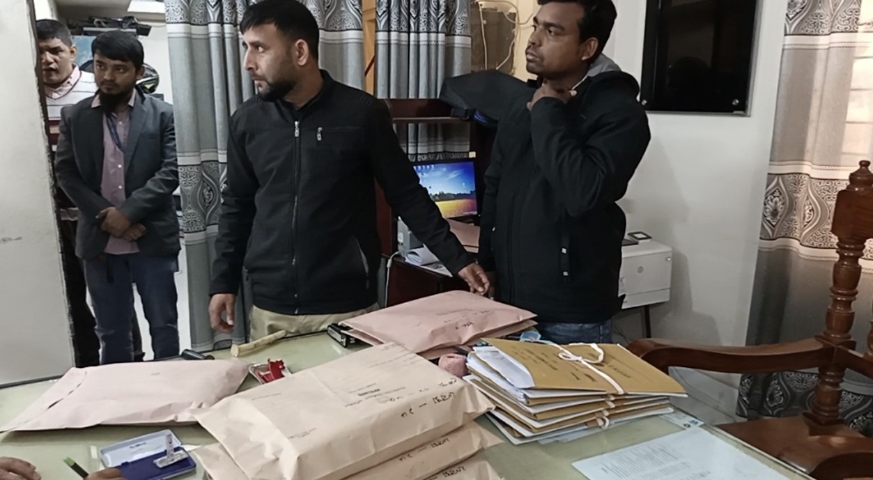 তথ্য ভুল থাকায় লালপুরে নির্বাচনের ফলাফল শিট জব্দ