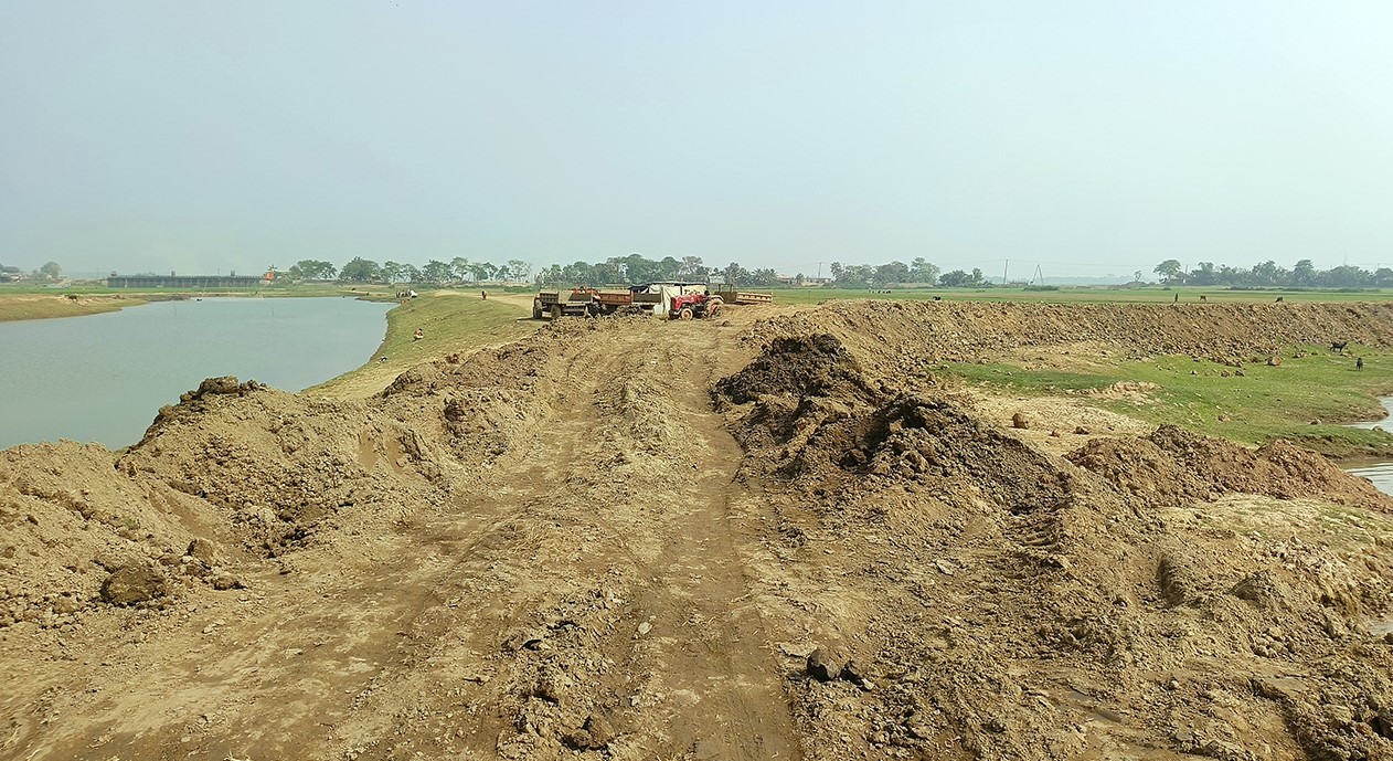 সময় গেলেও শেষ হয়নি ফসল রক্ষা বাঁধের নির্মাণকাজ