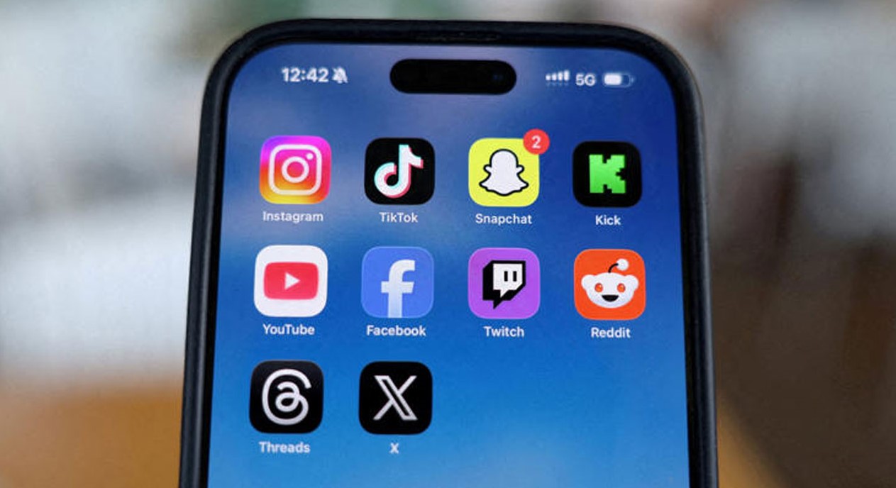 শিশুদের সুরক্ষায় ফেসবুক, ইউটিউব নিষিদ্ধ করলো ইন্দোনেশিয়া