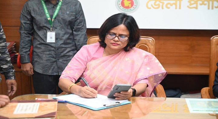 খুলনার নতুন ডিসি হুরে জান্নাতের যোগদান