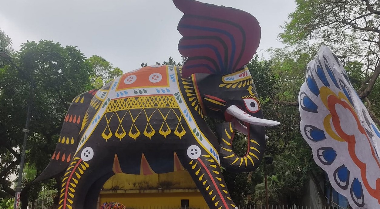 ঢোল-বাদ্য আর রঙিন মোটিফে শুরু বৈশাখী শোভাযাত্রা, ঢাবিতে উৎসবের ঢল