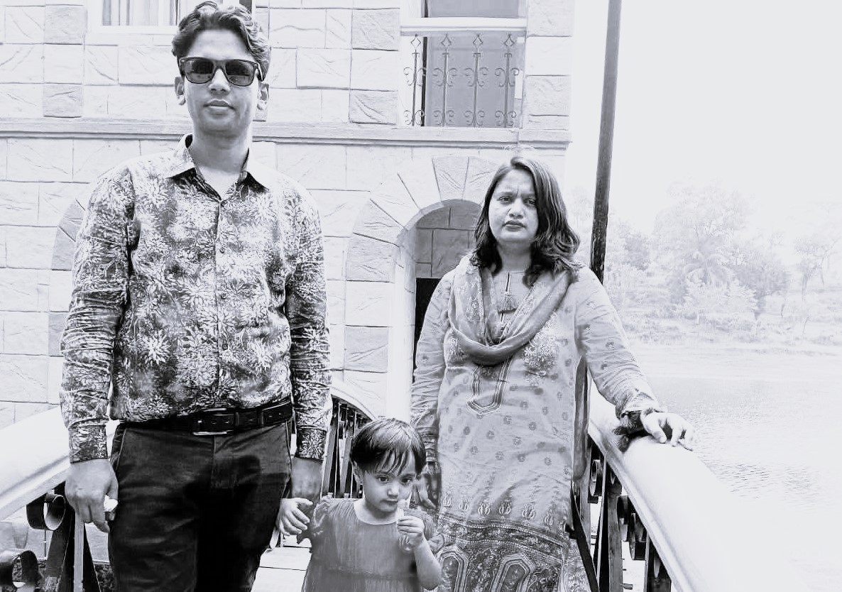 সন্তানকে বাঁচাতে গিয়ে কাভার্ডভ্যানের নিচে প্রাণ গেল মায়ের