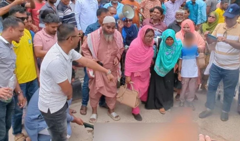 জামায়াত এমপি নজরুলের কুশপুত্তলিকায় থুথু নিক্ষেপ