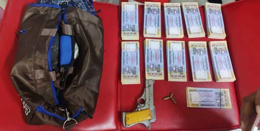 নবীনগরে পার্লার থেকে পিস্তলসহ ১০ লাখ জাল টাকা উদ্ধার