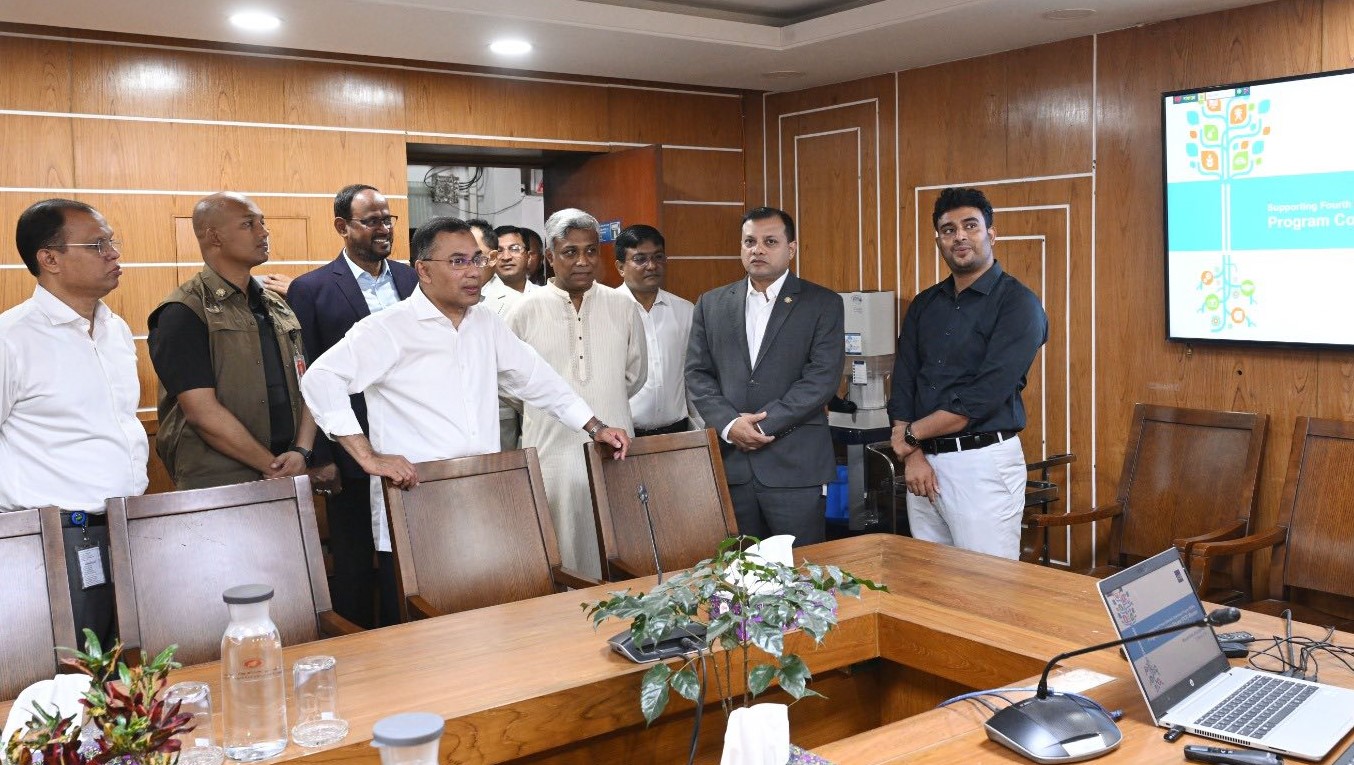 সঠিক সময়ে কর্মকর্তাদের উপস্থিতি নিশ্চিতে ঝটিকা পরিদর্শন