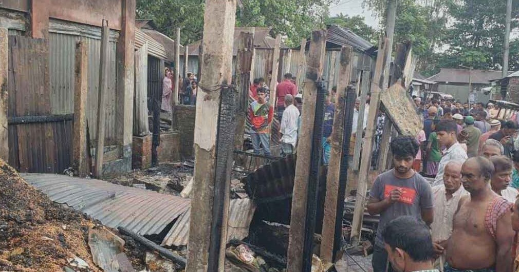 কুড়িগ্রামে আগুনে পুড়ল ৮ ব্যবসা প্রতিষ্ঠান