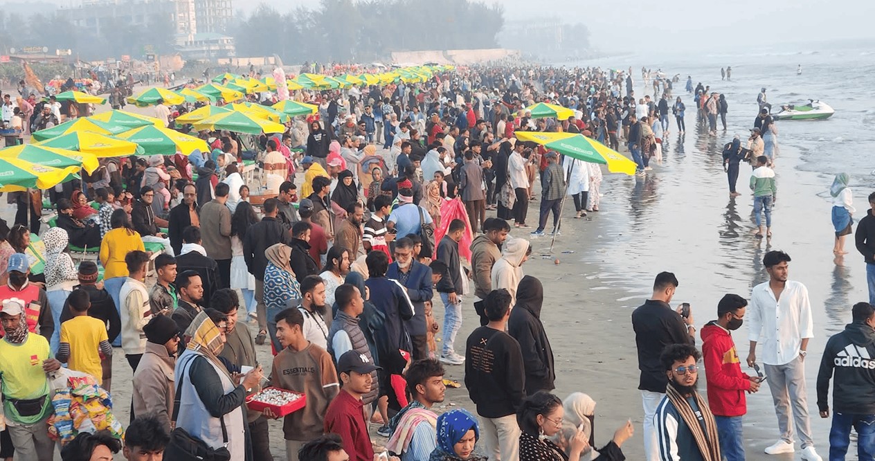 বছরের শেষ সূর্যাস্ত দেখতে কক্সবাজার সৈকতে পর্যটকের ঢল