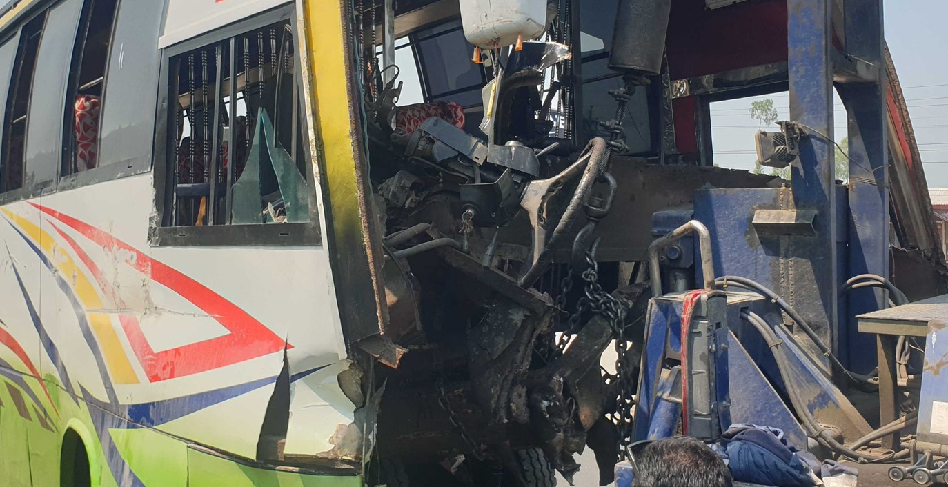 সিরাজগঞ্জে রোড ডিভাইডারের সঙ্গে বাসের ধাক্কা, নিহত ৩