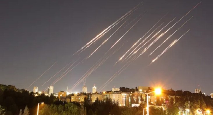 ইসরায়েলে ৪০০ ব্যালিস্টিক ক্ষেপণাস্ত্র ছুড়েছে ইরান