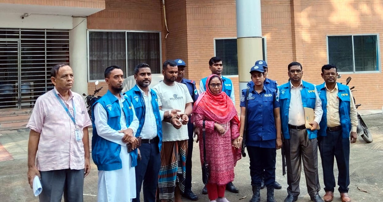 বেনাপোল কাস্টমস কর্মকর্তা শামীমাসহ গ্রেপ্তার ২