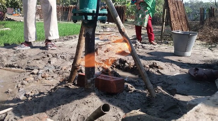 বোরহানউদ্দিনে নলকূপ খনন করলেই বেরিয়ে আসছে গ্যাস