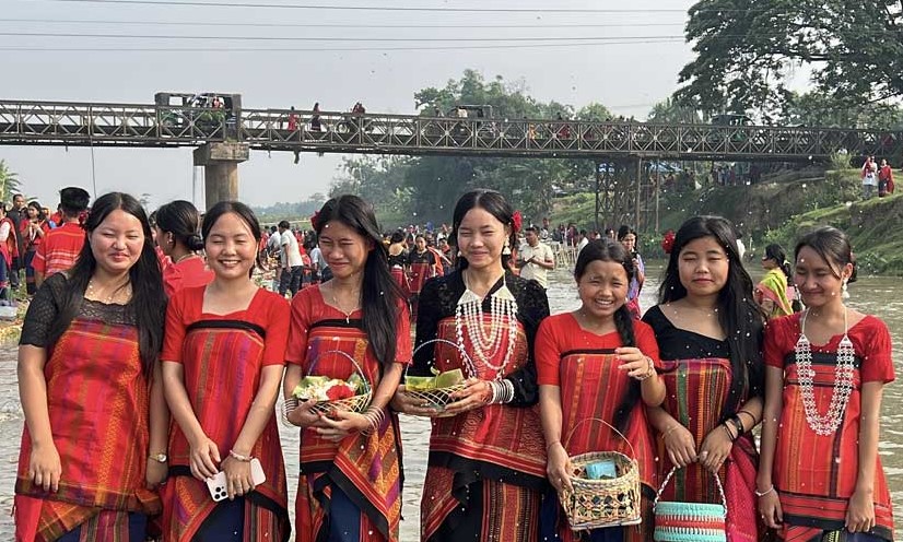 নদীতে ফুল ভাসিয়ে বিজু উৎসব শুরু, পাহাড়ে মঙ্গল ও শান্তি কামনা