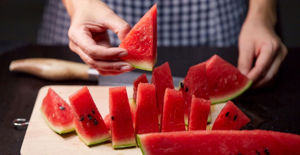 তরমুজে এক চিমটি লবণ মিশিয়ে খাবেন যে কারণে