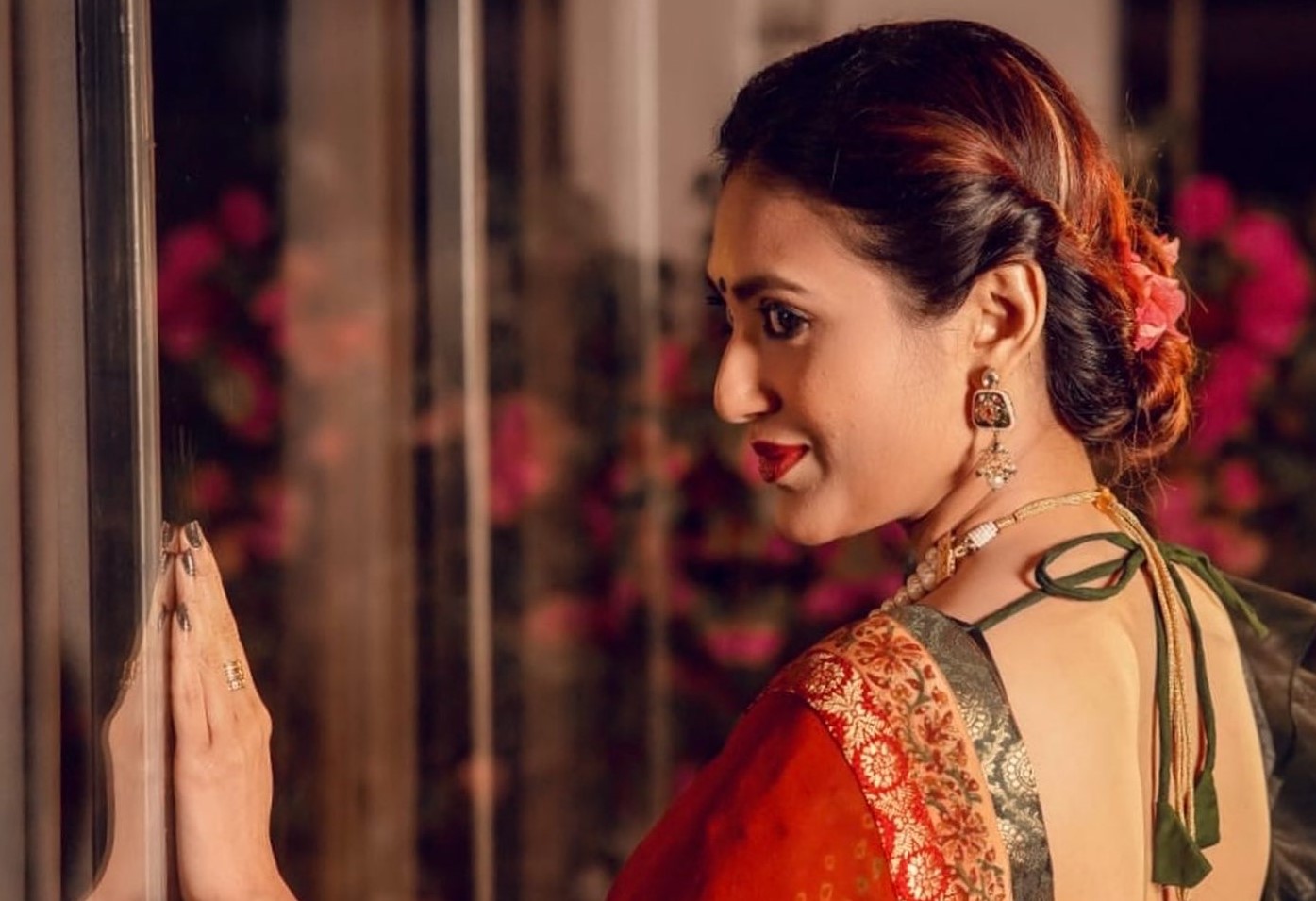 শাড়িতে স্নিগ্ধতা ছড়ালেন কুসুম শিকদার