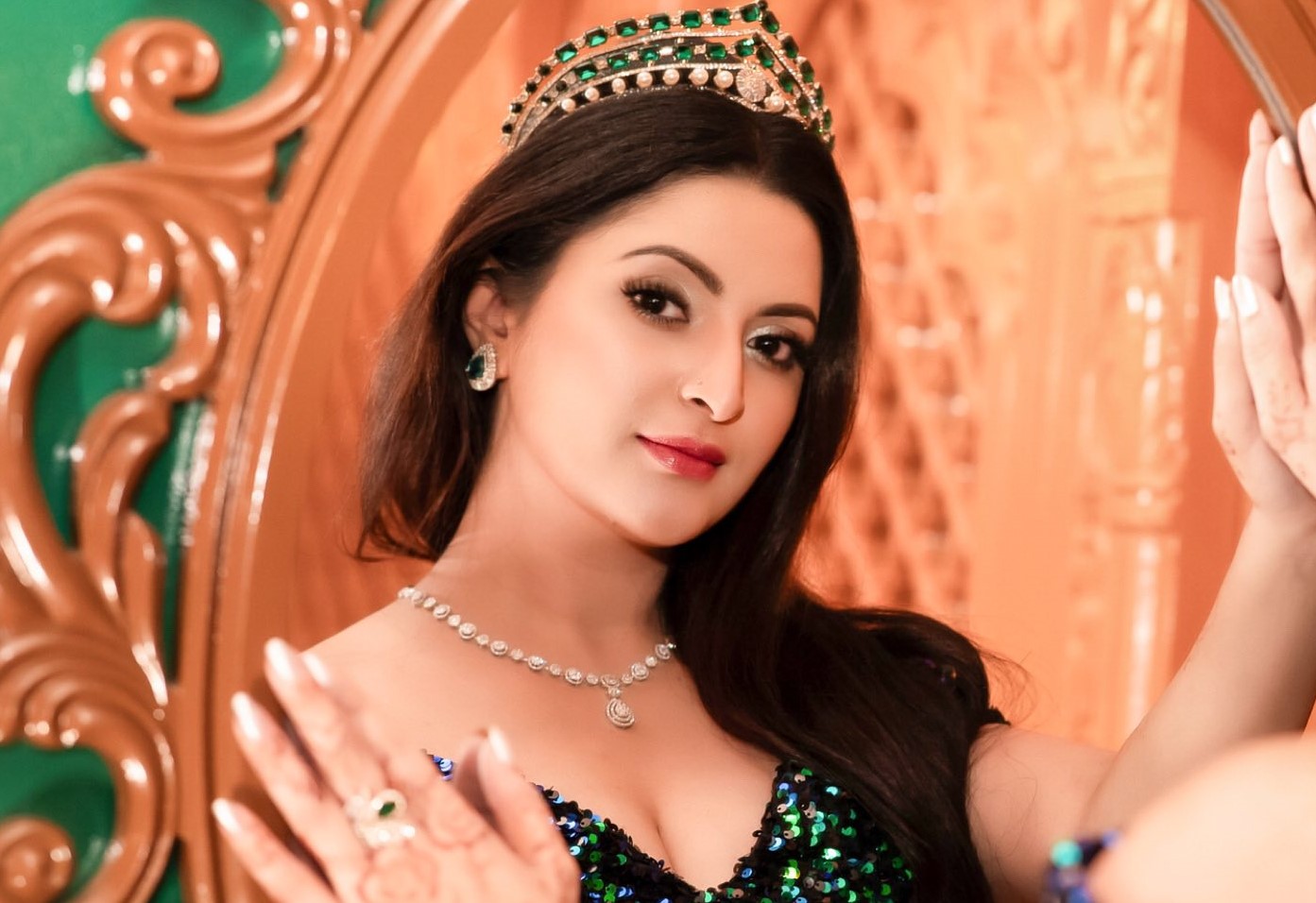 সবুজের মায়ায় জড়ালেন পরীমণি