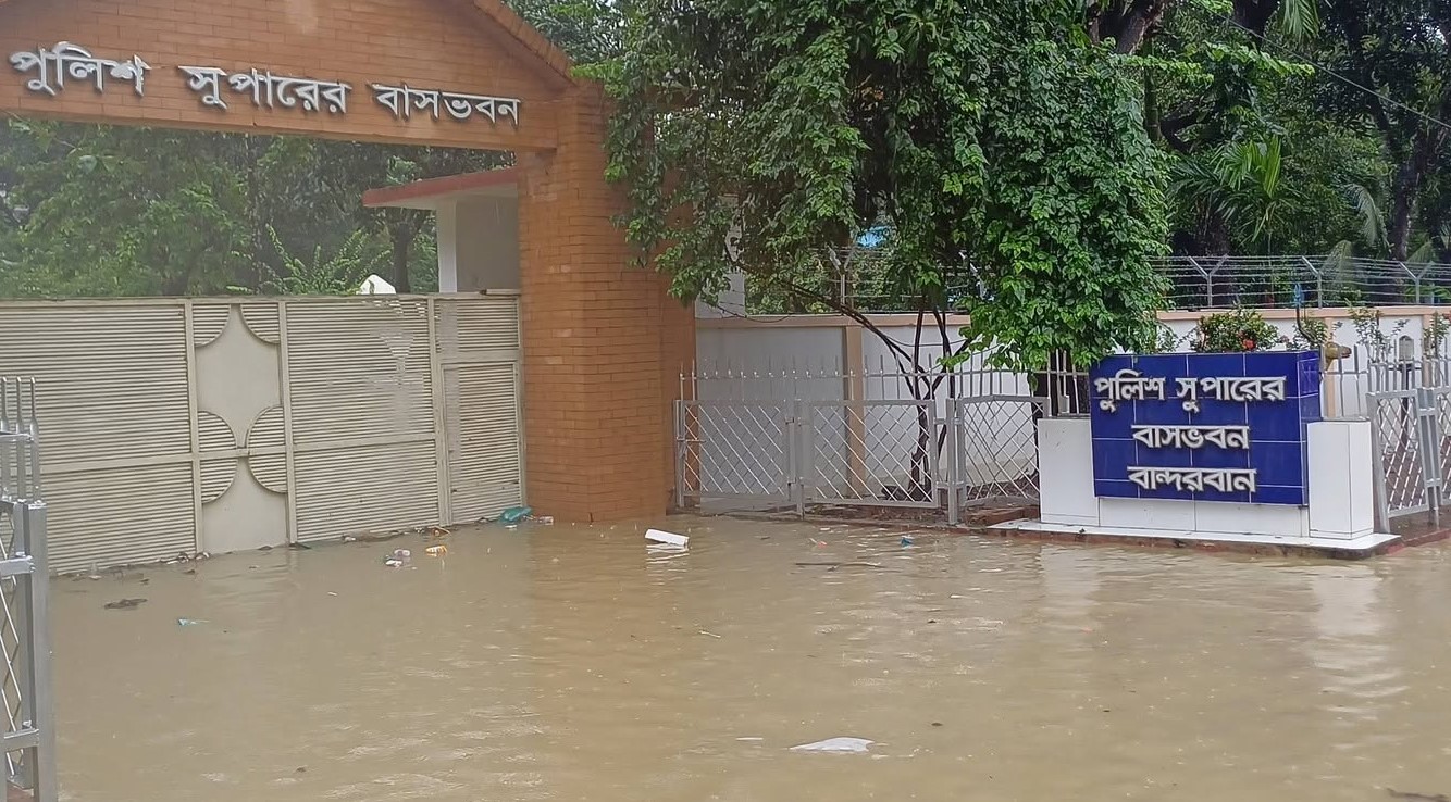 ভারী বৃষ্টিতে কয়েক অঞ্চলে বন্যার শঙ্কা