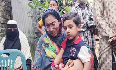 শত মানুষের ভিড়ে বাবাকে খুঁজছে কালামের দুই অবুঝ সন্তান