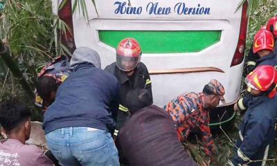 মাদারীপুরে নিয়ন্ত্রণ হারিয়ে বাস খাদে, নিহত ৫