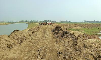 সময় গেলেও শেষ হয়নি ফসল রক্ষা বাঁধের নির্মাণকাজ