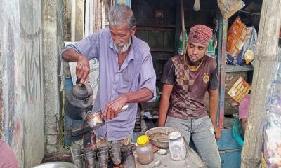 ২০ বছর ধরে দুই টাকায় চা বিক্রি করছেন চুয়াডাঙ্গার লতিফ শাহ