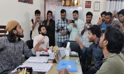 রাকসু জিএসের সঙ্গে ছাত্র অধিকার পরিষদ নেতার বাকবিতণ্ডা