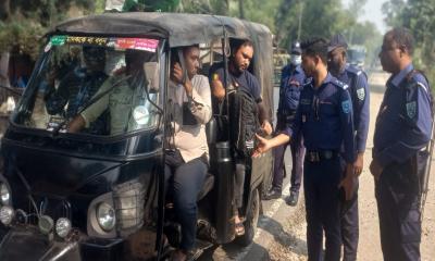 কাউনিয়ায় সতর্ক অবস্থানে পুলিশ! টহল জোরদার