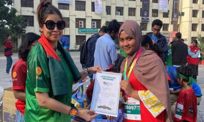 ৩০০ কিশোর-কিশোরীর সঙ্গে দৌড়ালেন বিশ্বভ্রমণকারী নাজমুন নাহার