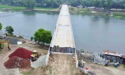 কাজে আসছে না ৩০ কোটি টাকার সেতু, বাঁশের সাঁকোয় পারাপার