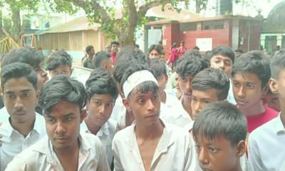 বদলগাছীতে শিক্ষার্থীদের ধাওয়া খেয়ে পালালেন প্রধান শিক্ষক