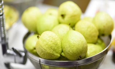 খোসাসহ পেয়ারা খাওয়া কি উপকারী?